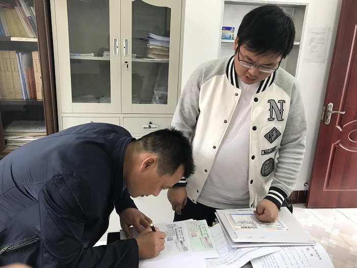 申请执行人领取支票.jpg