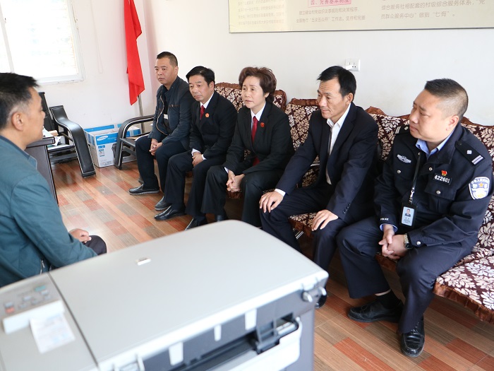 苏丽兰带领院领导到两县街村了解帮扶对象情况.JPG