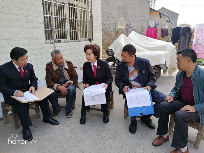 苏丽兰到向长江家中走访慰问.jpg