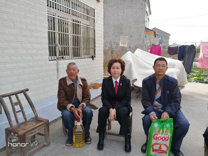 苏丽兰到向长江家中走访慰问1.jpg