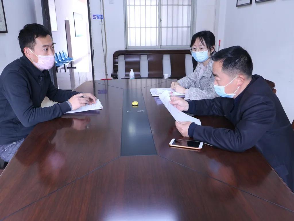 刘钢庭长接待当事人.jpg