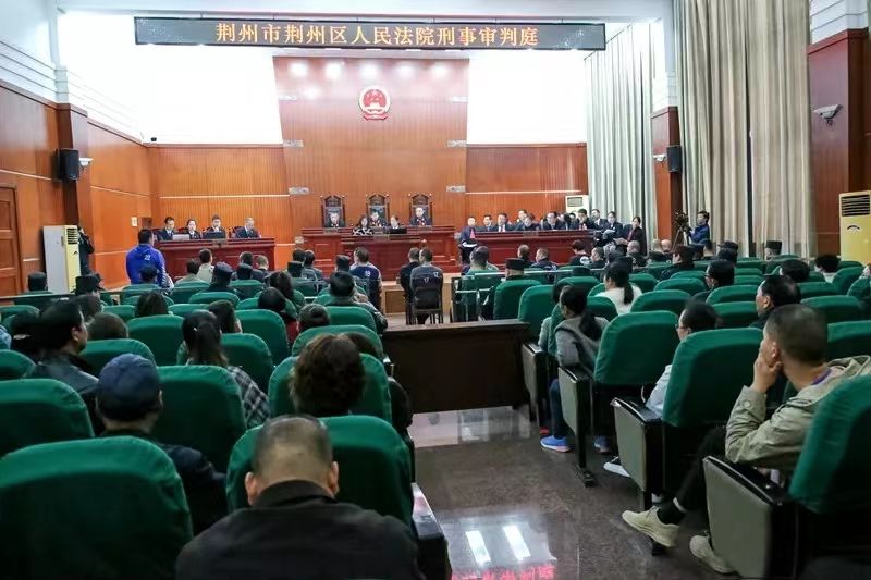 21人非法采砂庭审.jpg